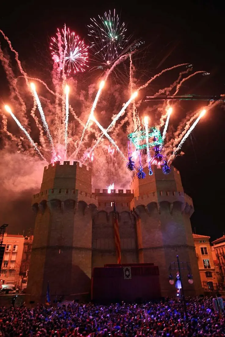 Torres de Serrano Cridá Fallas Valencia
