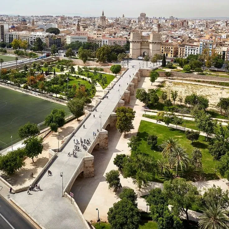 Jardin del Turia Valencia puente de piedra